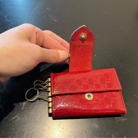 Gucci GG Red Patent Leather Monogram Gold Heart Snap Closure Six Ring Key Holder - Picture 2 of 6